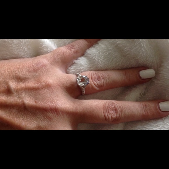 White Topaz and diamond ring - Picture 6 of 6